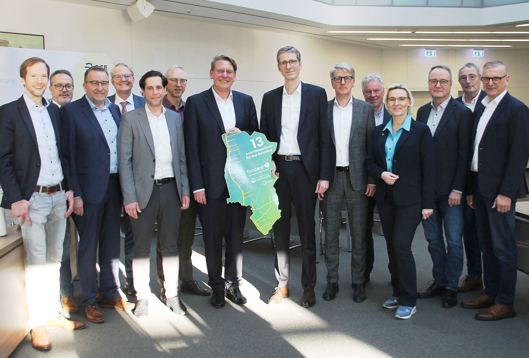 Offizielle Unterzeichnung der Anbindung des Landkreises Emsland an den Nordsee-Ruhr-Link III mit Vertretern aus der Kommunalpolitik und Unternehmen.