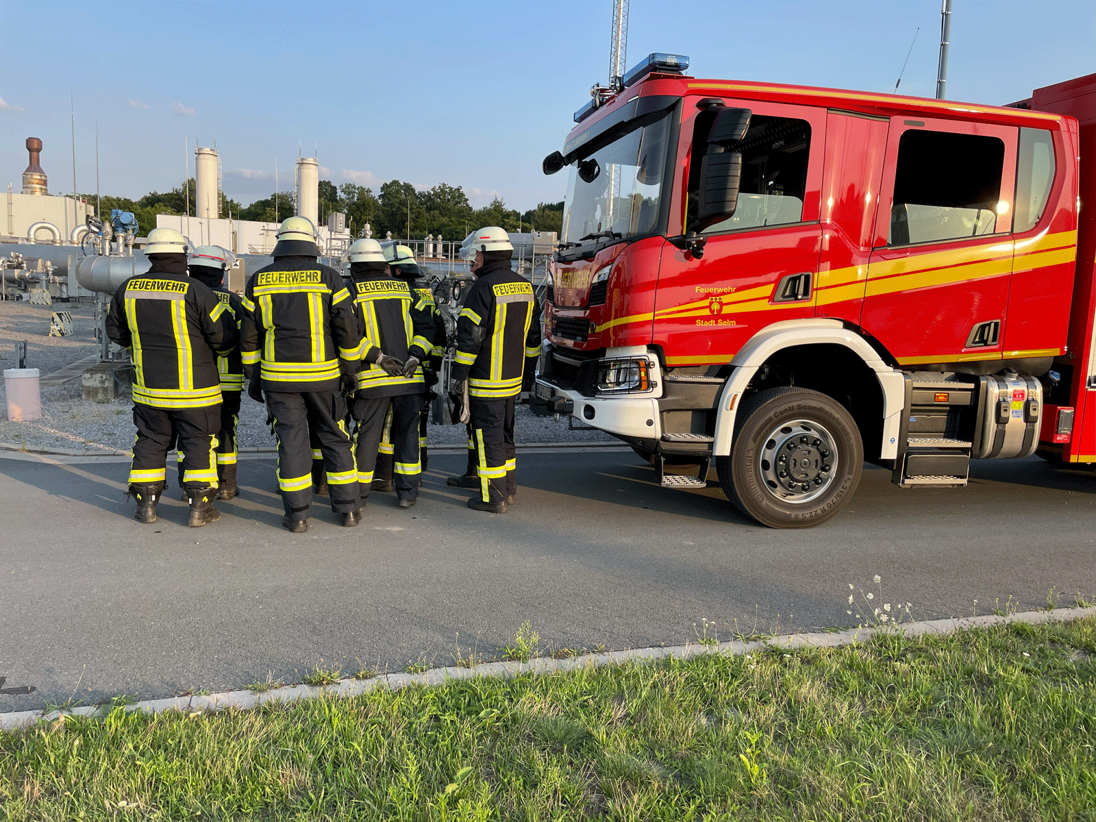 Feuerwehrleute bei der Übung am Fahrzeug